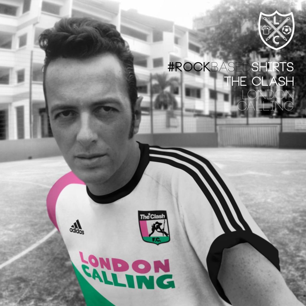 Joe Strummer, vocalista do The Clash, usando a camiseta de London Calling.