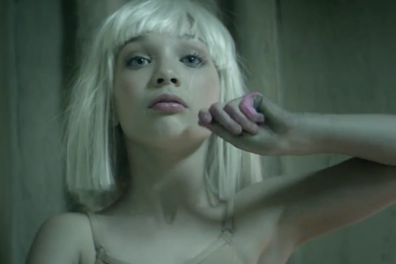 Cena do videoclipe de "Chandelier", dirigido por Daniel Askill