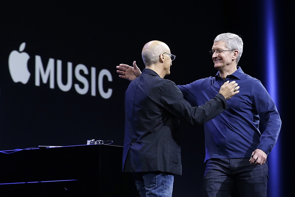 Tim Cook, CEO da Apple (à direita), abraça o cofundador da Beats (e agora funcionário da Apple Jimmy Iovine) no Apple Worldwide Developers Conference, em São Francisco, nos Estados Unidos