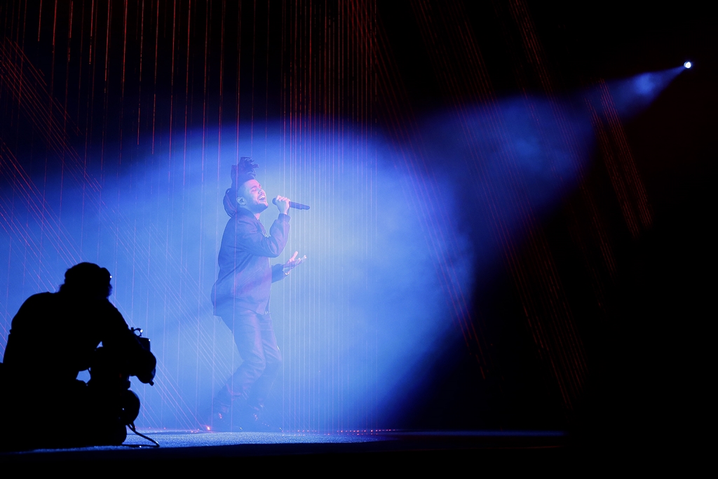 O cantor de R&B Abel Tesfaye, mais conhecido por seu nome artístico The Weeknd, entra em cena no WWDC (Apple Worldwide Developers Conference) para apresentar a inédita "I Can’t Feel My Face".