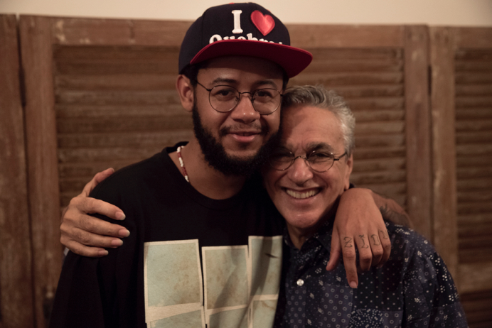 Caetano Veloso ao lado de Emicida