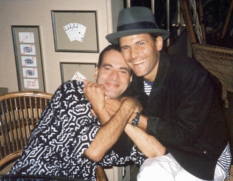 Cazuza ao lado do namorado e amigo Ney Matogrosso