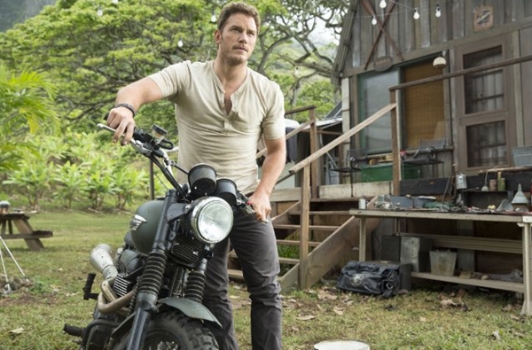 Chris Pratt  em cena do filme Jurassic World: O Mundo dos Dinossauros