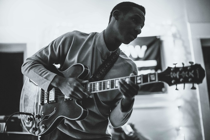 Leon Bridges lança Coming Home, disco de estreia do artista.