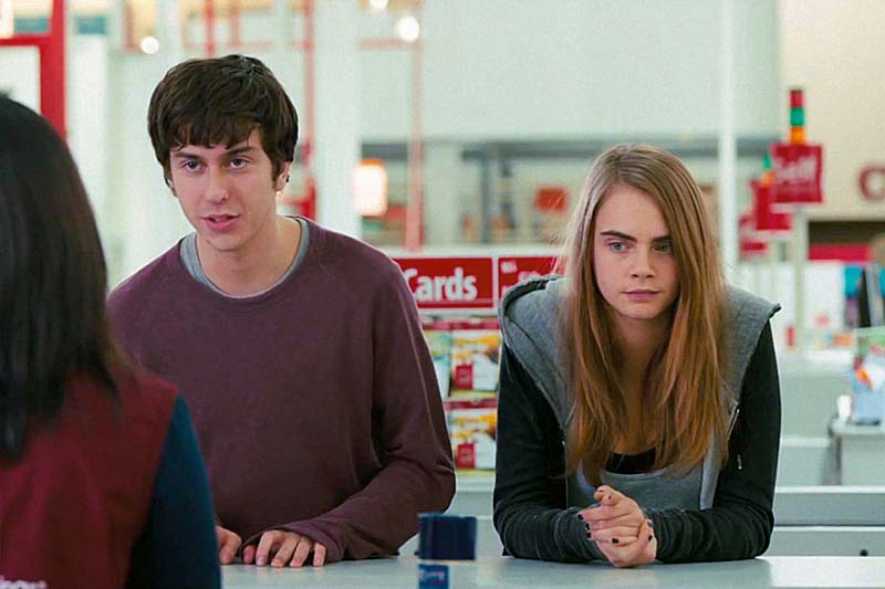 Wolff e Cara em cena de Cidades de Papel. (No detalhe) John Green, o autor.