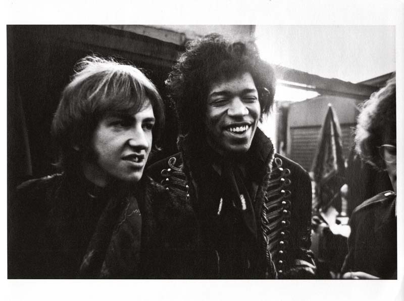 Hendrix com o baterista Mitch Mitchell (à esq.)