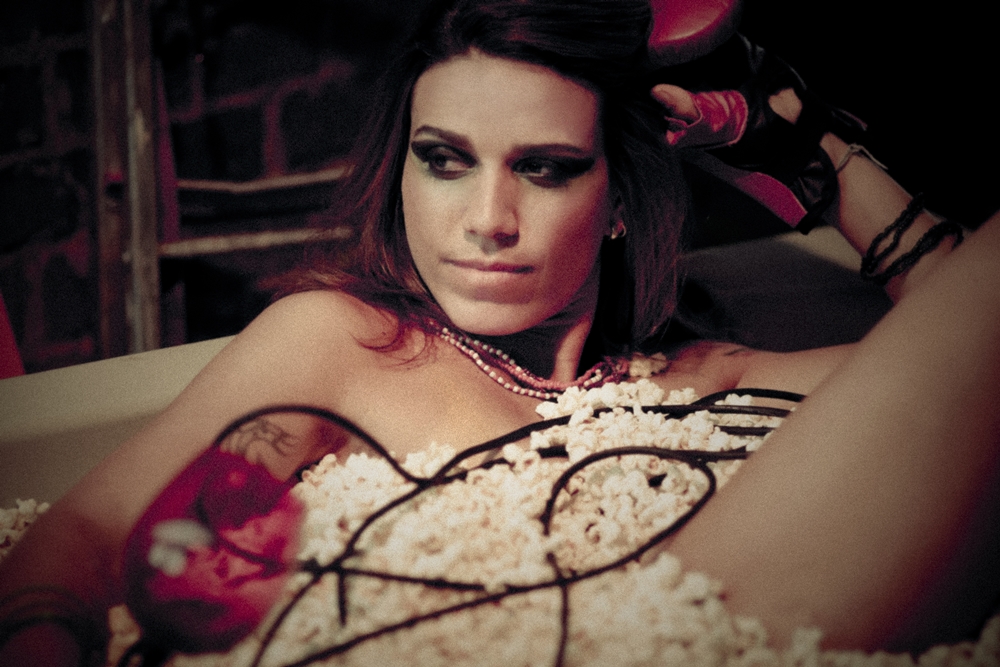 A cantora e percussionista Michelle Abu