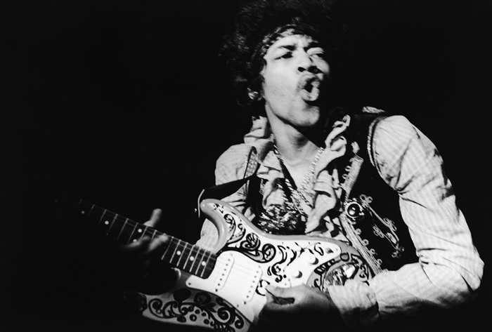 O músico Jimi Hendrix durante apresentação no Monterey Pop Festival, na Califórnia, em 18 de junho de 1967