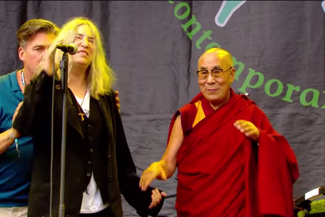 Dalai Lama e Patti Smith dividem o palco no festival de Glastonbury