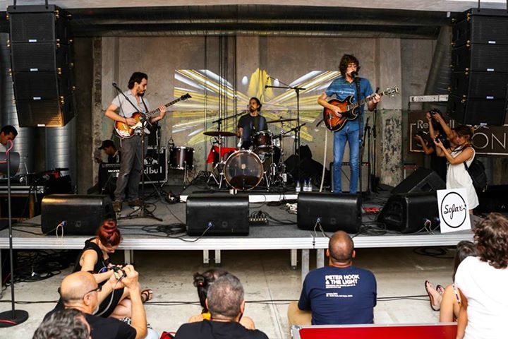 O Terno em show da segunda edição do festival Sofar+ em São Paulo