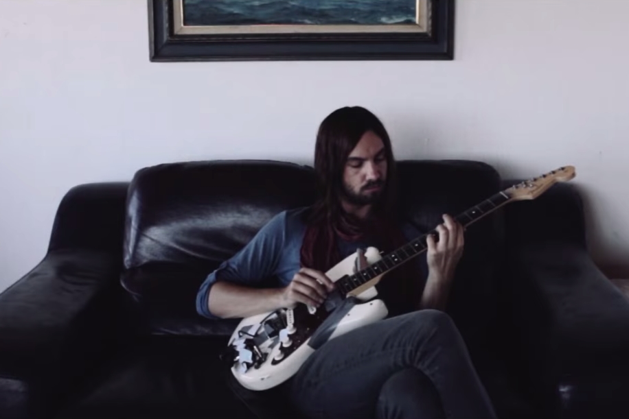 Kevin Parker, do Tame Impala, durante as gravações do álbum Currents
