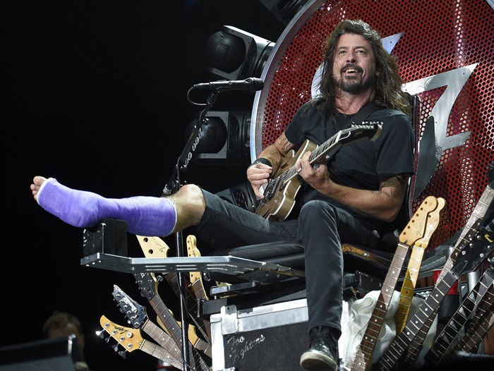 Dave Grohl, de perna quebrada, se apresenta em Washington DC.