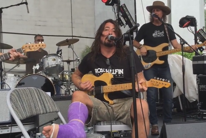 Dave Grohl em show ao lado de integrantes do Pearl Jam e Blind Melon.