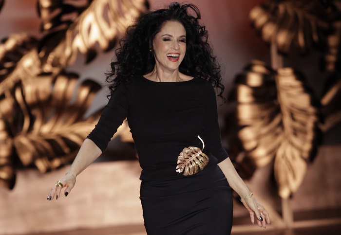 Sônia Braga desfila em evento de moda.