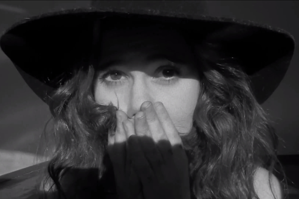 Ana Cañas em cena do clipe “Tô Na Vida”