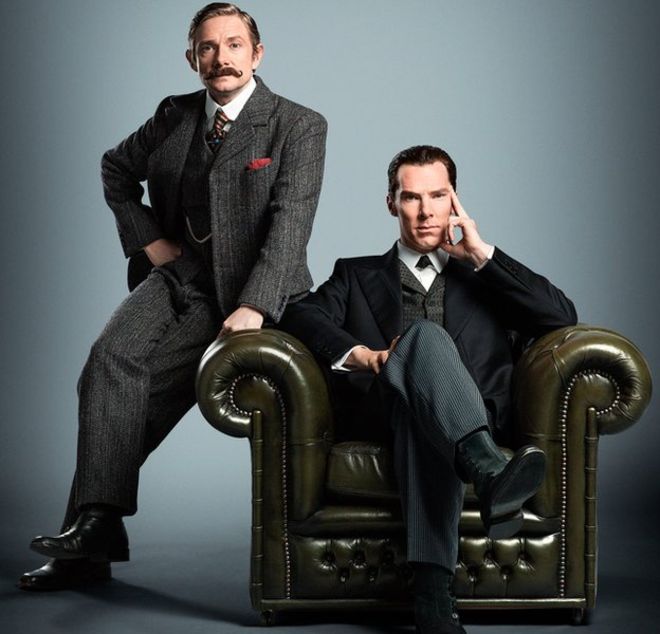 Benedict Cumberbatch e Martin Freeman em imagem promocional do especial de Sherlock