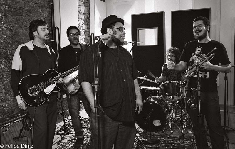 Somando  BNegão (ao centro) e banda exploram novos sons.