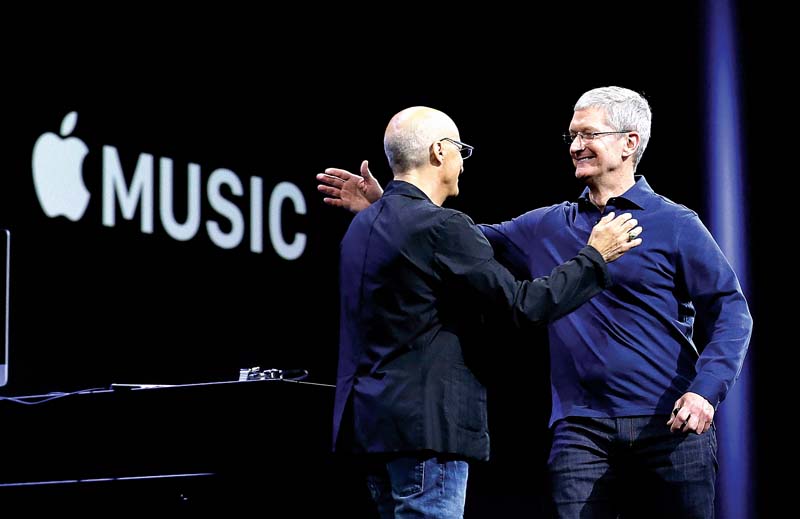 Jimmy Iovine (Beats) e Tim Cook (Apple) durante o anúncio do produto, em São Francisco