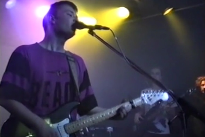 Thom Yorke toca "High and Dry" durante a década de 1980.