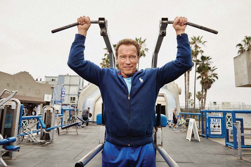Schwarzenegger treina na Muscle Beach, Califórnia
