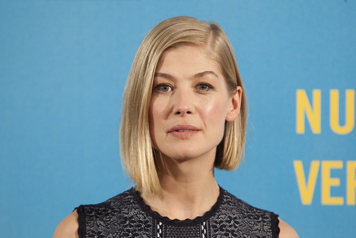 A atriz Rosamund Pike.