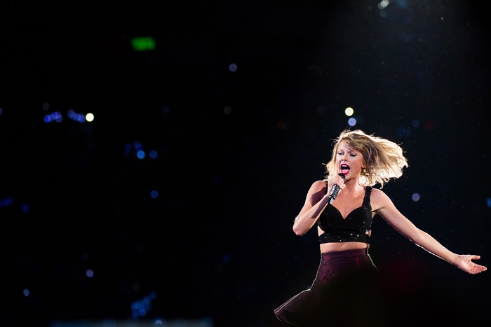 Taylor Swift em apresentação da turnê mundial.