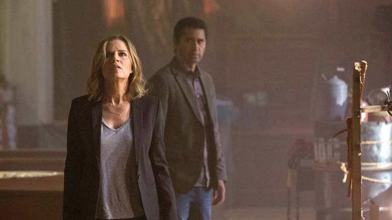 Explicando as Origens
Kim Dickens e Cli Curtis na primeira foto de Fear the Walking Dead