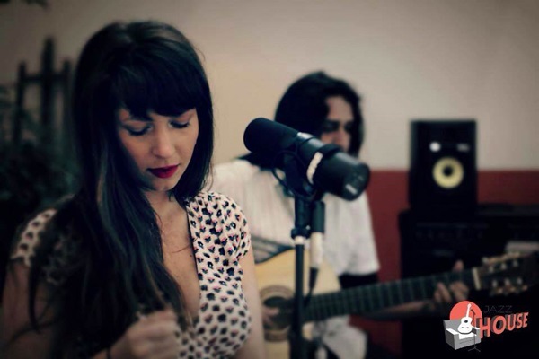 A  cantora  norueguesa  Sheila Simmenes e o instrumentista brasileiro Peter Mesquita.