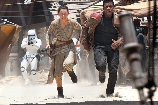 Daisy Ridley (Rey) e John Boyega (Finn) em Star Wars: Episódio VII - O Despertar da Força