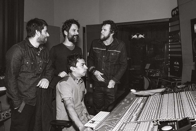 QUERENDO PESO  (Da esq p/ a dir.) Alberto Continentino, Guilherme Monteiro, Otto e Pupillo (sentado) gravando