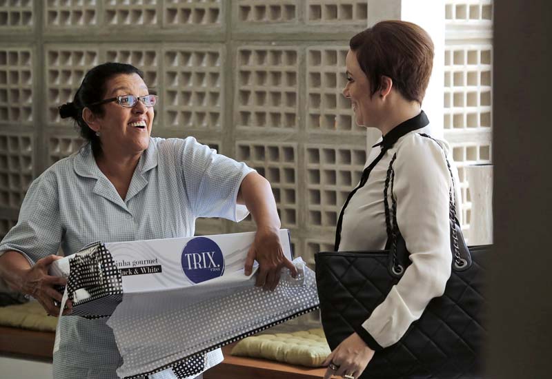 Regina Casé (babá) e Karine Teles (patroa) em cena de Que Horas Ela Volta? (No detalhe) A diretora, Anna Muylaert.
