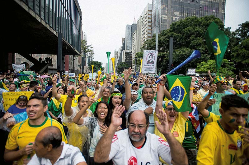 Em 15 de março, manifestantes tomaram a avenida Paulista, em São Paulo, e outras locais do país contra a corrupção e o governo federal.