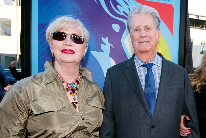 Brian Wilson ao lado da esposa Melinda Ledbetter na pré-estreia do filme Love & Mercy, ocorrida no Samuel Goldwyn Teather, em Beverly Hills, em 2 de junho.