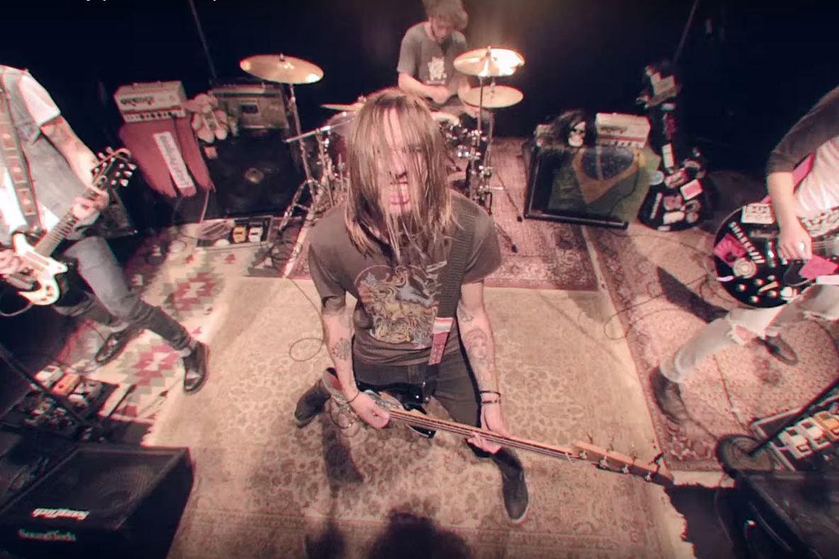 Quarteto paranaense Water Rats em cena do clipe de "Butterfly"