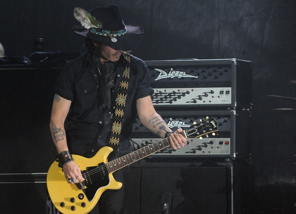 O ator Johnny Depp durante ocasional apresentação como guitarrista