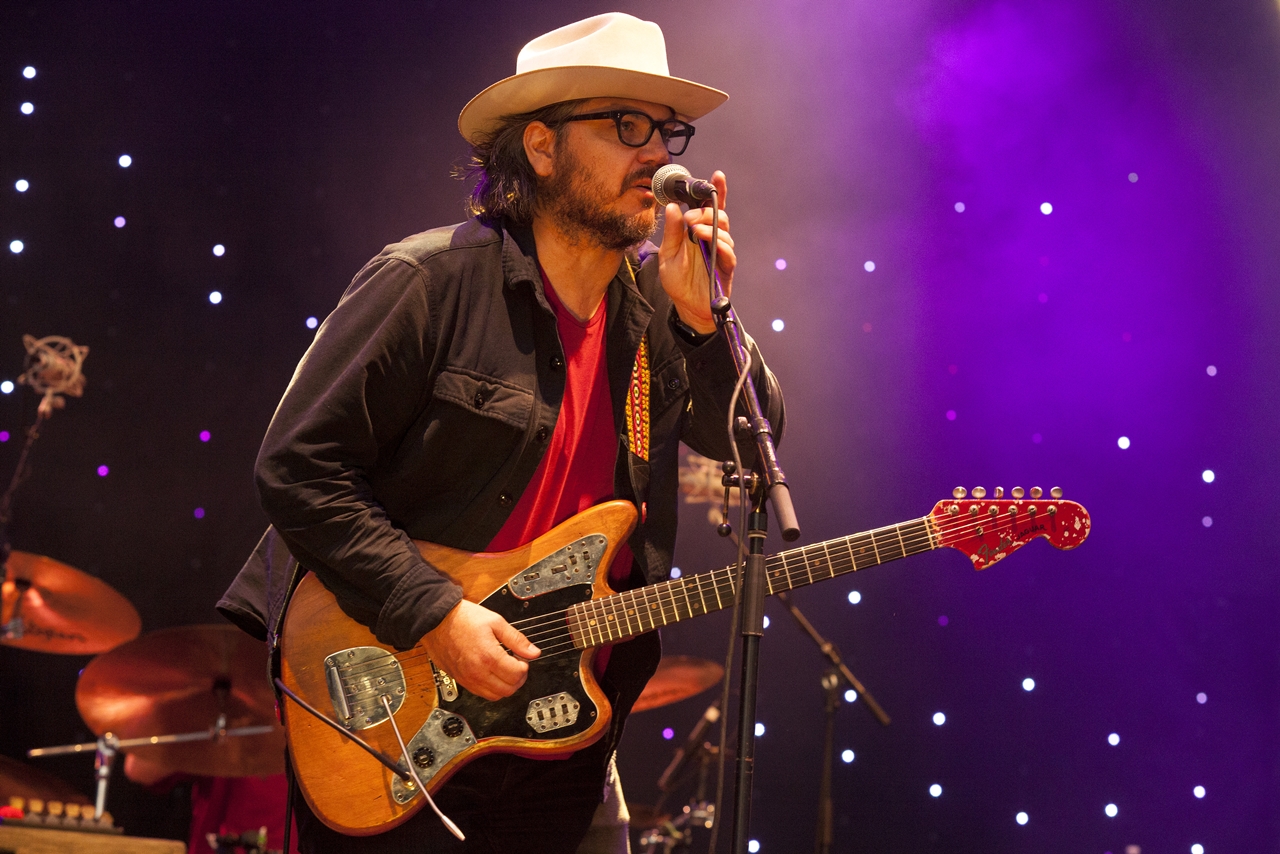 Jeff Tweedy, vocalista do Wilco, em show da banda em 2015