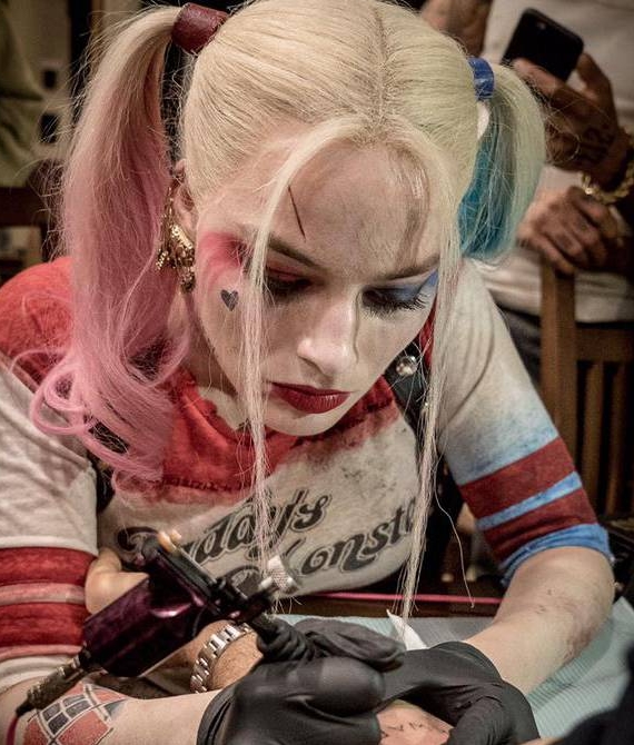 Margot Robbie e Will Smith tatuam ator e diretor de Esquadrão Suicida