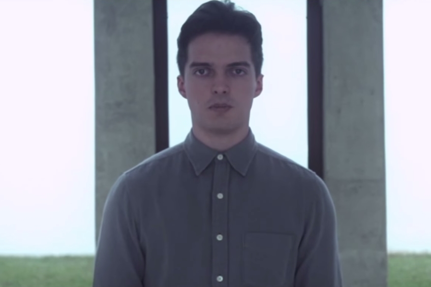 Felipe Pereira, cabeça por trás do projeto Peartree, em cina do clipe de “Hate to Say I Told You So”