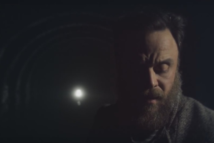 Rodrigo Amarante no clipe de "I'm Ready".