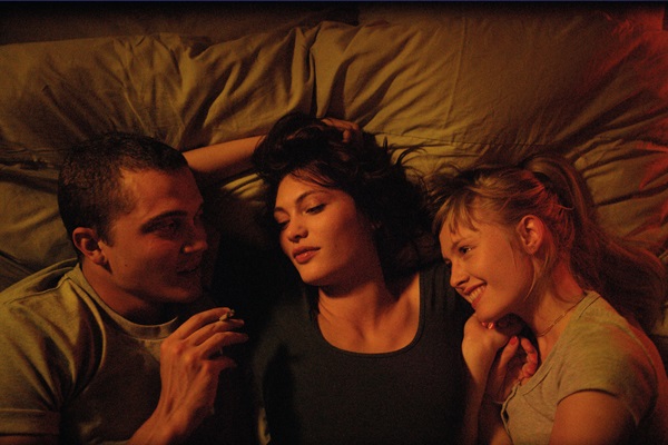 Aomi Muyock (Electra), Karl Gusman (Murphy) e Klara Kristin (Omi) em Love