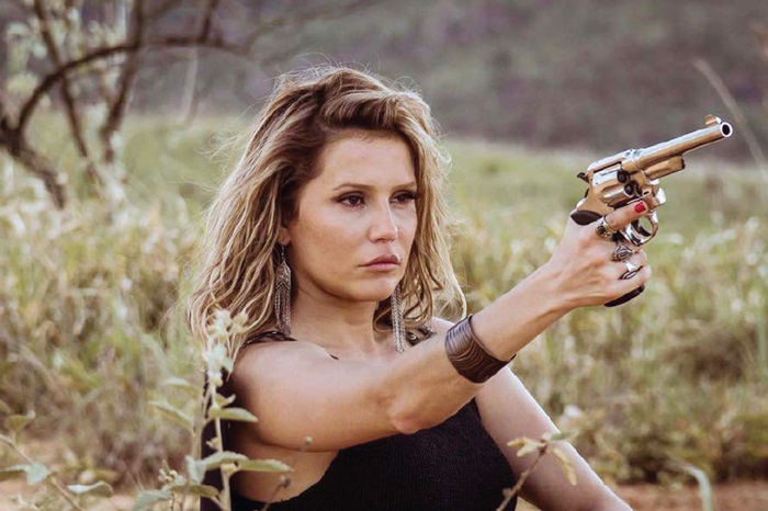 A atriz Deborah Secco no filme Entrando Numa Roubada.