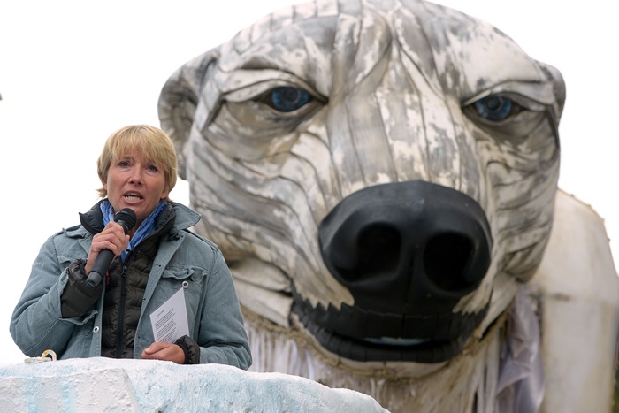 A atriz Emma Thompson durante protesto em defesa do meio ambiente.