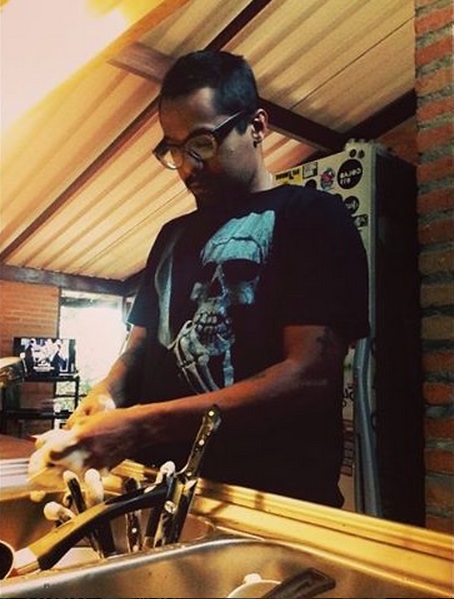 Black Alien (@blackalienofficial)    Black Alien propaga os ideais de uma vida saudável, em harmonia com o mundo, registrando de campanhas de arrecadação de alimentos ao singelo momento de lavar a louça depois de uma refeição.