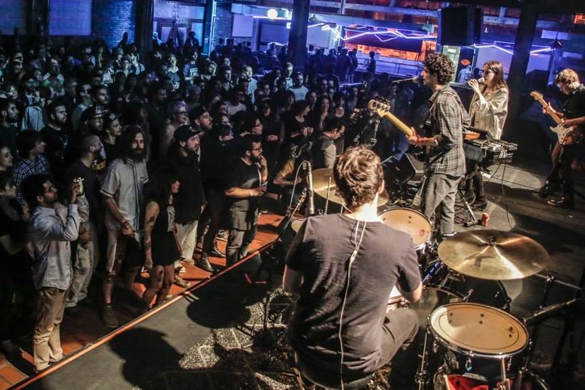 O quarteto paulistano Inky em cima do palco no SESC Pompeia, em São Paulo