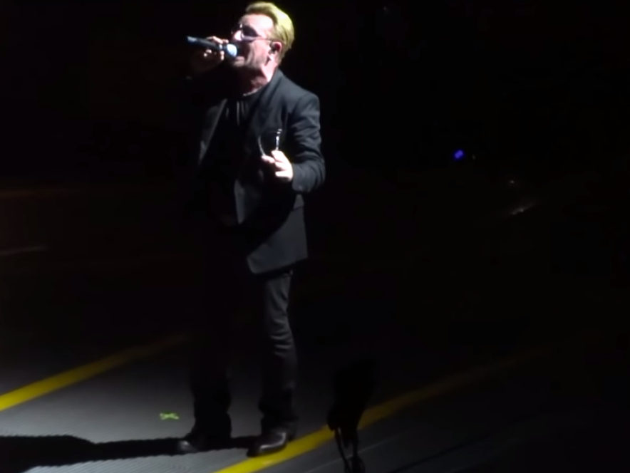 Bono na abertura da turnê europeia Innocence + Experience.