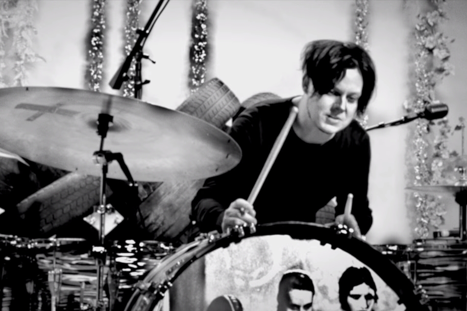 Jack White com as baquetas para o Dead Weather