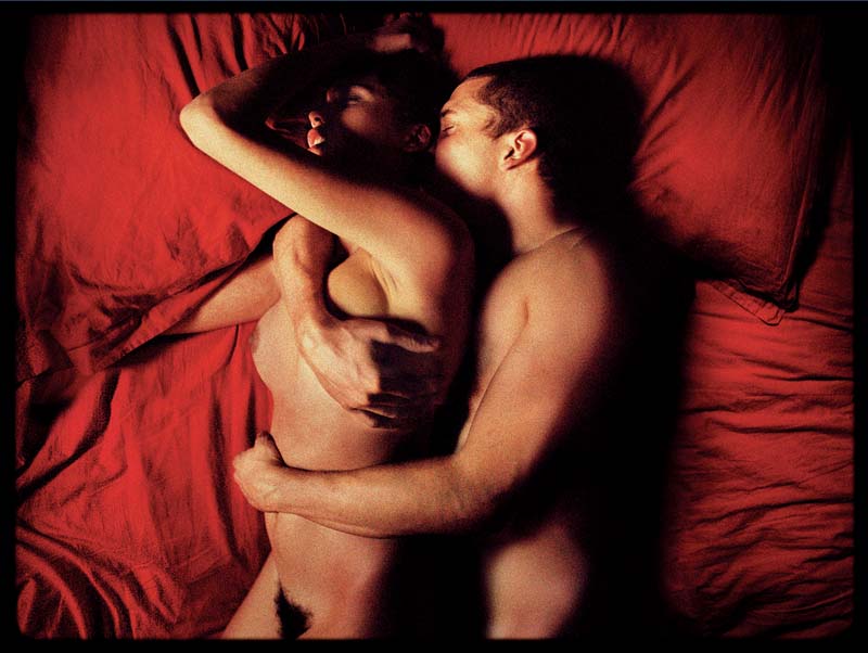 Aomi Muyock (à esq.) e Karl Glusman: relacionamentos em foco.