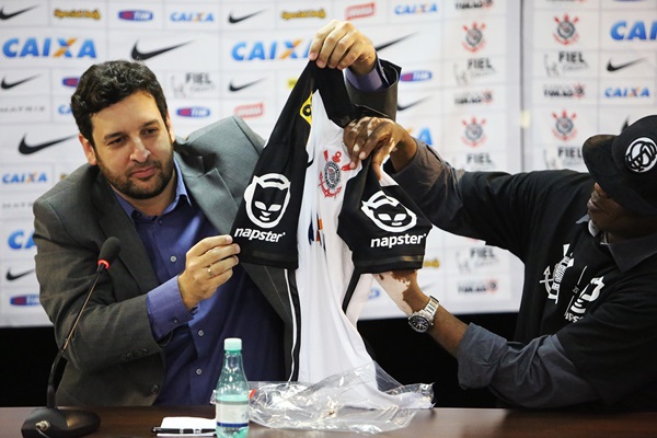 Gustavo Herbetta, superintendente de marketing do Corinthians, e Rapin Hood em lançamento de parceria com o Napster