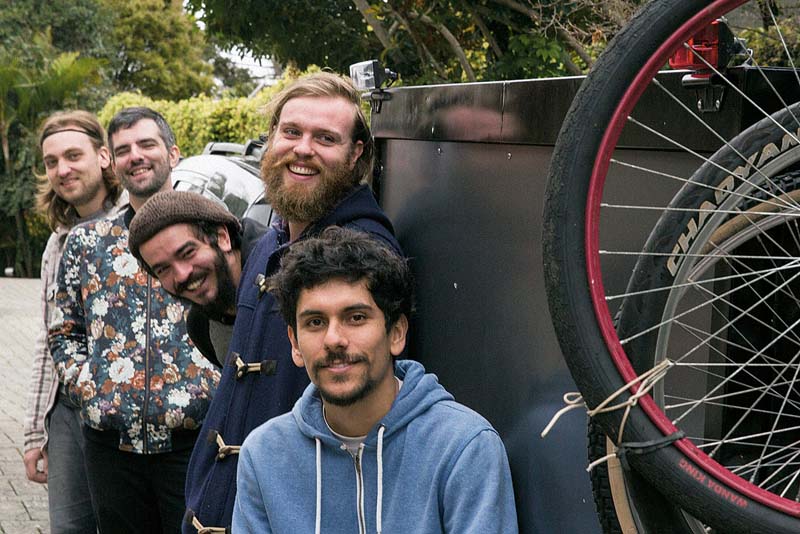 (Da esq. p/ a dir.) Fernão Agra, os músicos de turnê Gabriel Nunes e Diego Poloni, Felipe Zancaro e Kumpinski.