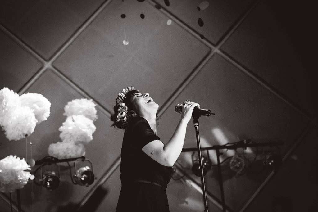 Uyara Torrente, vocalista da Banda Mais Bonita da Cidade, em show no Cine Joia, em São Paulo